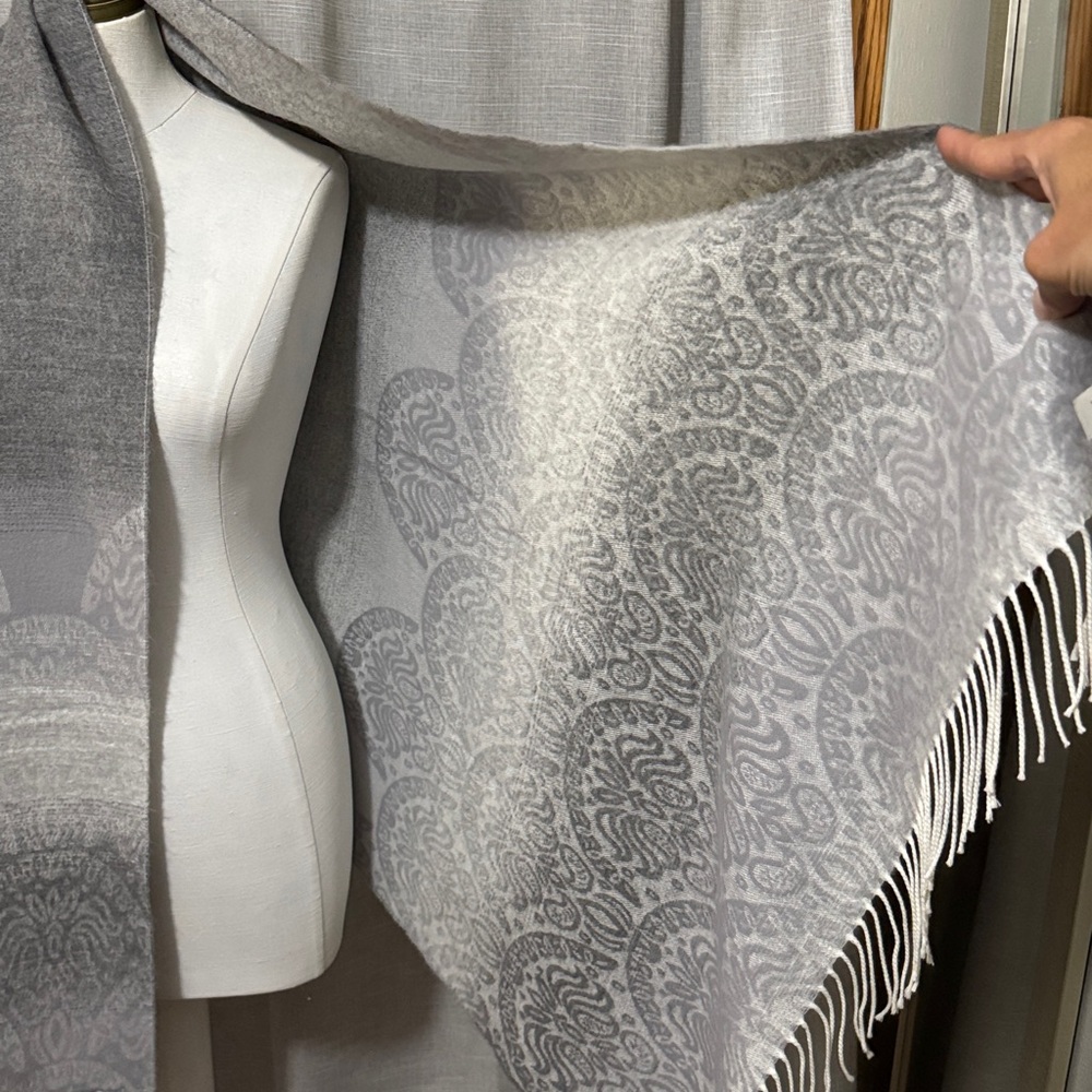 Stunning Italian Wrap/Shawl Scarf-Like New-Gray Ombre Print-Twisted Fringe-Soft - Picture 8 of 16